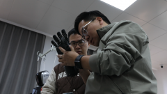 工做人员向参不雅者引见AI室第处理方案